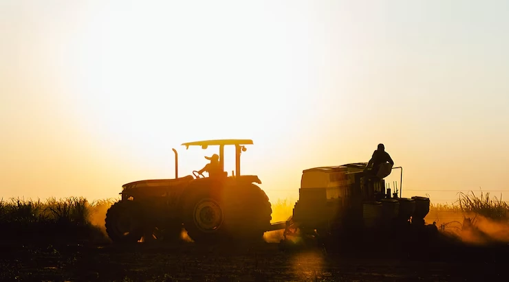 Campo agrícola con maquinaria en operación